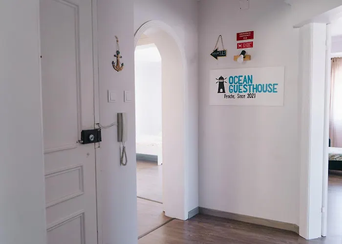 With 5 Bedrooms شقة