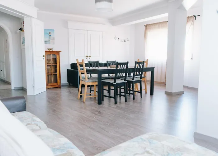 شقة With 5 Bedrooms بينيش